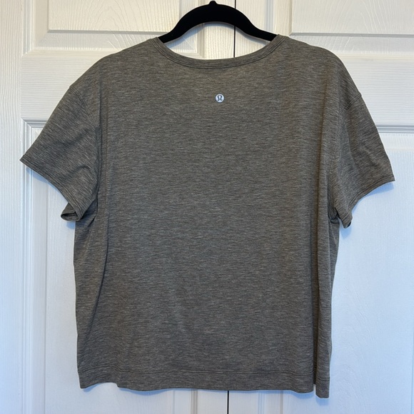 Lululemon cropped ruched hem T shirt - Picture 3 of 6